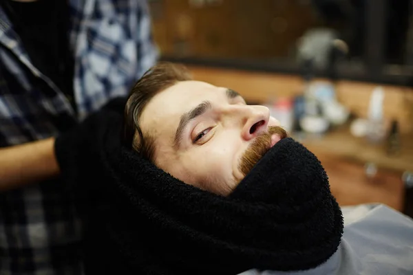 Relaxado Jovem Desfrutando Procedimento Envoltório Toalha Quente Antes Fazer Barba — Fotografia de Stock