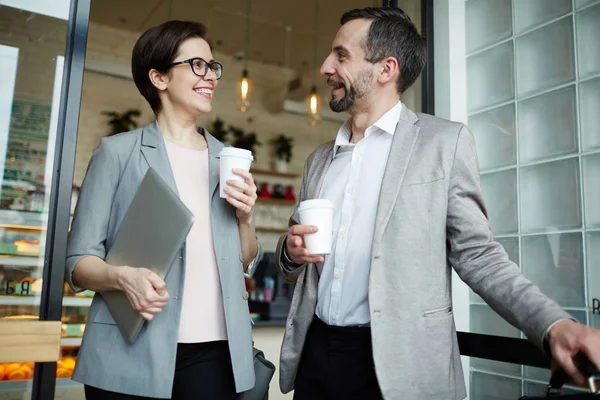 Profesionales Felices Con Bebidas Saliendo Cafetería —  Fotos de Stock