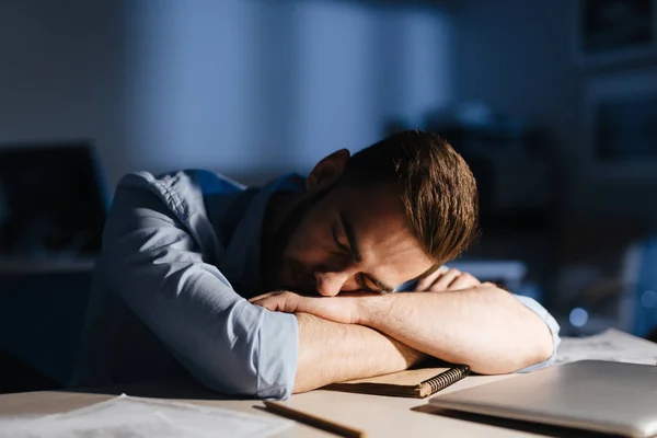 Portret Van Uitgeputte Man Inslapen Werkplek Donkere Kamer Laat Avond — Stockfoto