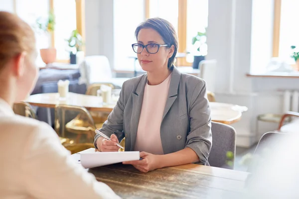 Emplolyer Confiant Écoute Candidat Lors Entrevue Dans Café — Photo