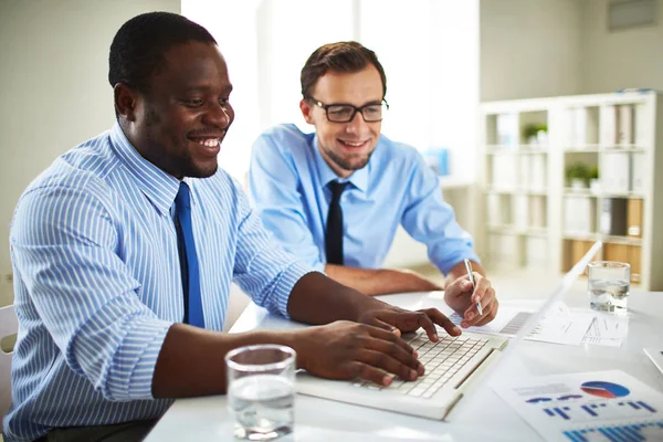 Two Enthusiastic Financial Managers Looking Computer Screen While Preparing Annual — Stock Photo, Image