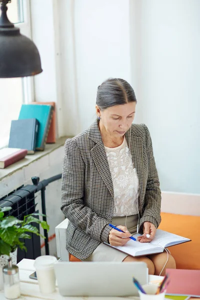 Retrato Empreendedor Bastante Sênior Escrevendo Ideias Negócios Notebook Enquanto Sentado — Fotografia de Stock