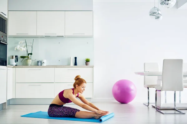 Retrato Mulher Cabelos Vermelhos Forma Fazendo Exercícios Ioga Casa Chão — Fotografia de Stock