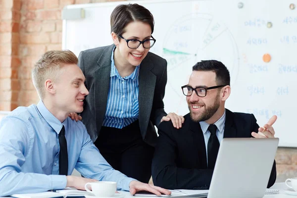 Hombres Felices Discutiendo Datos Línea Con Una Colega Cercana — Foto de Stock