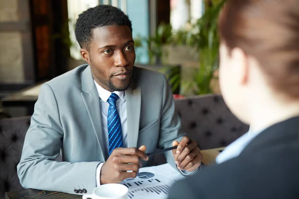 Zwei Geschäftsleute Treffen Sich Einem Modernen Café Afrikanisch Amerikanischer Mann — Stockfoto