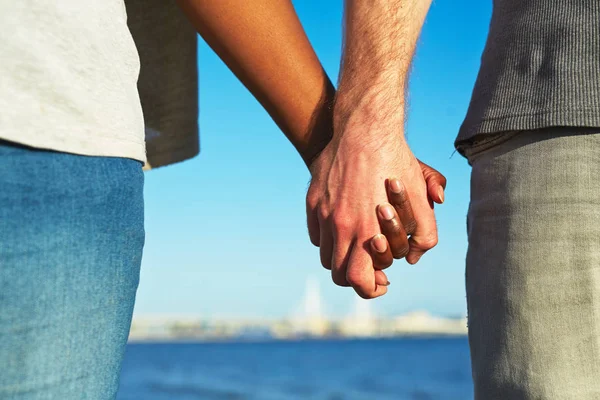 Nahaufnahme Eines Multiethnischen Paares Beim Händchenhalten Während Den Malerischen Blick — Stockfoto