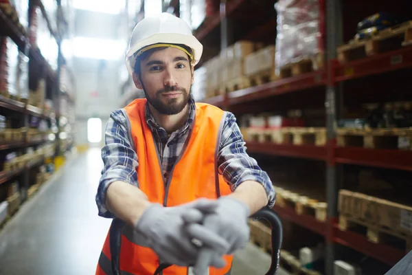 Operaio Uniforme Spingendo Carrello Elevatore Lungo Scaffali — Foto Stock