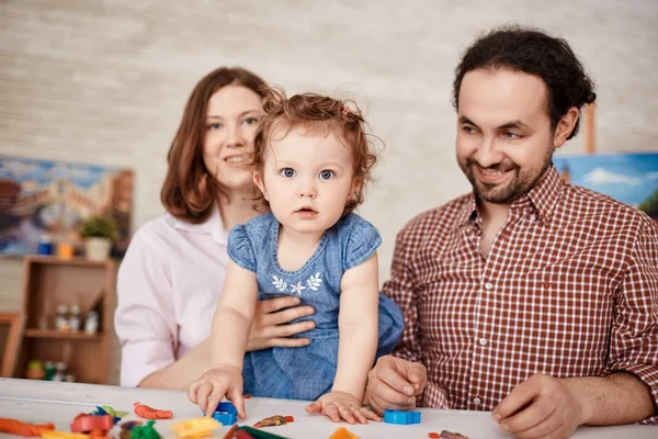 Schattig babymeisje met familie — Stockfoto