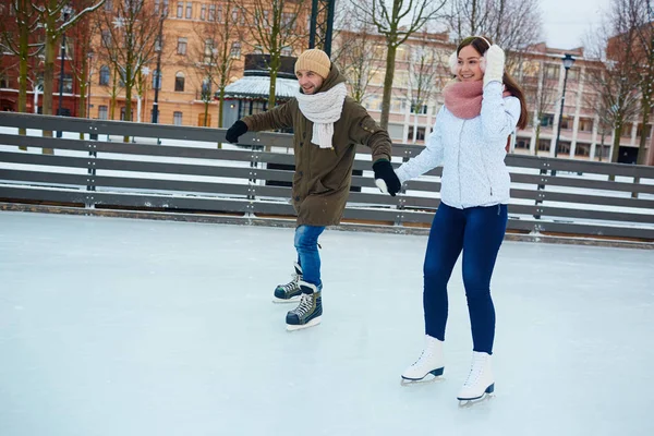 Casal Amoroso Activewear Patins Desfrutando Lazer Pista Gelo — Fotografia de Stock