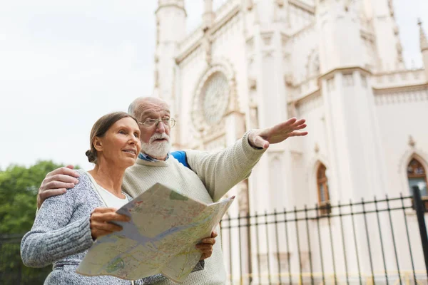 Hombre Mayor Mostrando Dirección Esposa Durante Viaje Entorno Urbano — Foto de Stock