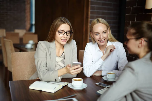 Three Young Pretty Businesswomen Sitting Cafe Table Chatting Animatedly Each — Stock Photo, Image