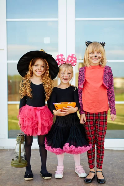 Jolies Filles Halloween Avec Des Friandises Debout Côté Porte Extérieur — Photo