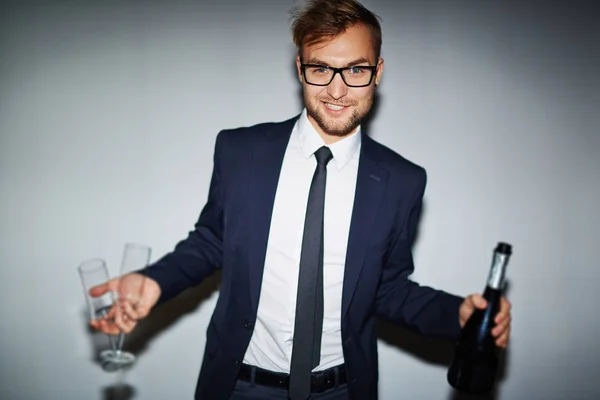 Holding Iki Flüt Şişe Şampanya Elbiseli Şık Adam — Stok fotoğraf