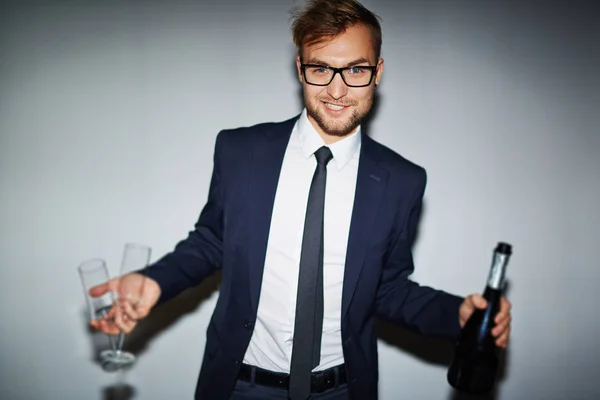 Homme Élégant Costume Tenant Deux Flûtes Une Bouteille Champagne — Photo