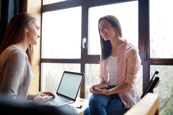 Gelukkig Tienermeisjes Praten Tijdens Pauze — Stockfoto