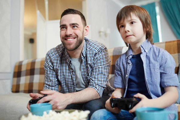 男と彼の息子がビデオ ゲームを楽しむコント ローラーと — ストック写真