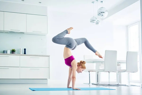 Uygun Kırmızı Saçlı Kadının Güzel Hareketten Yoga Poz Evde Yapması — Stok fotoğraf