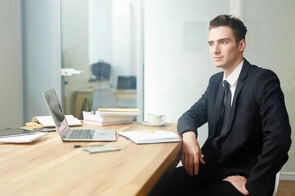 Atractivo Hombre Negocios Traje Sentado Junto Escritorio Oficina Lluvia Ideas — Foto de Stock