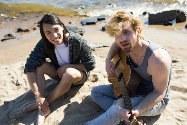 Young Man Playing Guitar Singing Seashore His Friend Background — Stock Photo, Image