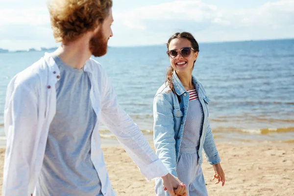 Jeune Couple Insouciant Profiter Des Vacances Été Station — Photo