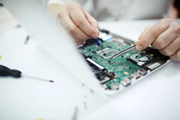 Nahaufnahme Männlicher Hände Bei Der Reparatur Von Teilen Zerlegten Laptops — Stockfoto