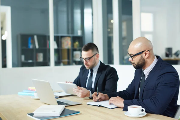 Pequeño Grupo Empresarios Que Planean Trabajar Oficina — Foto de Stock