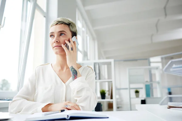 Empleado Ocupado Hablando Por Teléfono Inteligente Mientras Planifica Trabajo Hace — Foto de Stock