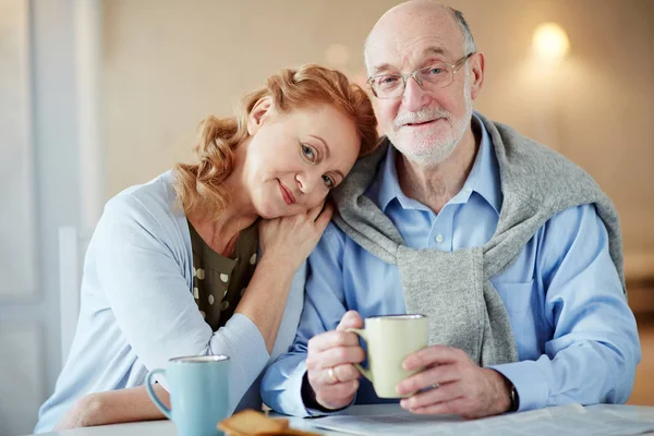 Lykkelig Senior Par Som Drikker – stockfoto