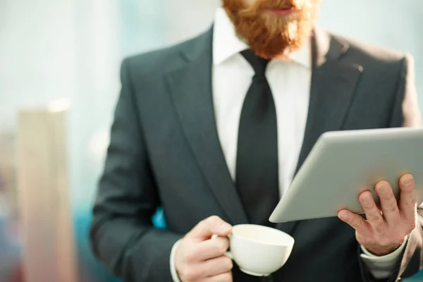 Corredor Bolsa Con Tableta Taza Lectura Datos Línea — Foto de Stock