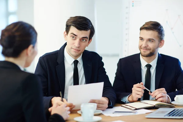 Equipo Jóvenes Colegas Discutiendo Ideas Para Nuevo Proyecto — Foto de Stock