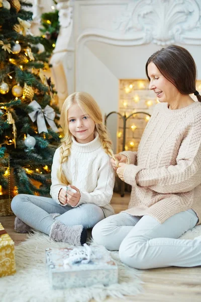 스웨터와 청바지 크리스마스 나무에 그녀의 손녀의 머리를 — 스톡 사진