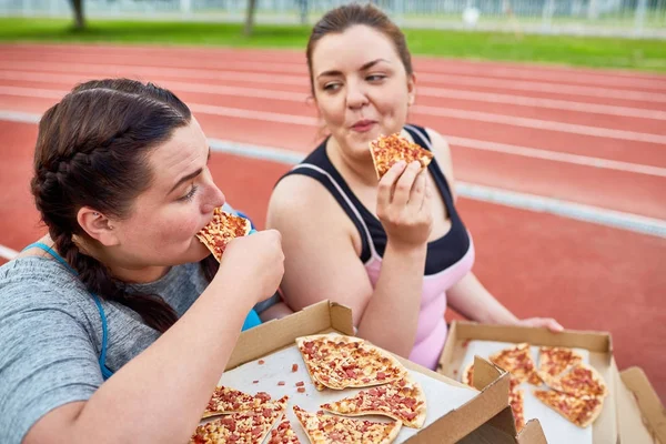 Mutlu Genç Aşırı Beden Kadınlar Lezzetli Iştah Açıcı Pizza Egzersiz — Stok fotoğraf