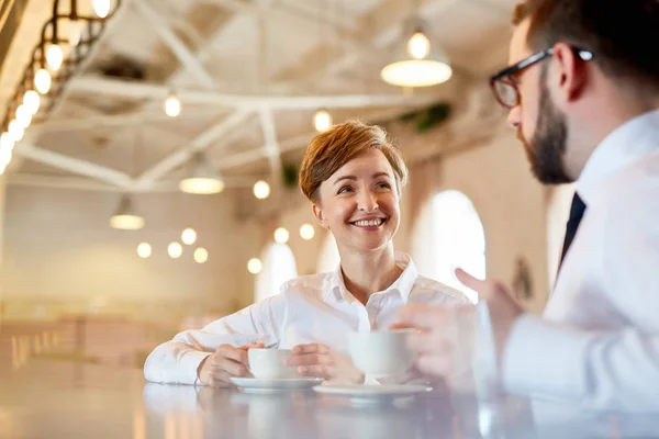 Jóvenes Colegas Sentados Restaurante Cafetería Discutiendo Temas Negocios — Foto de Stock