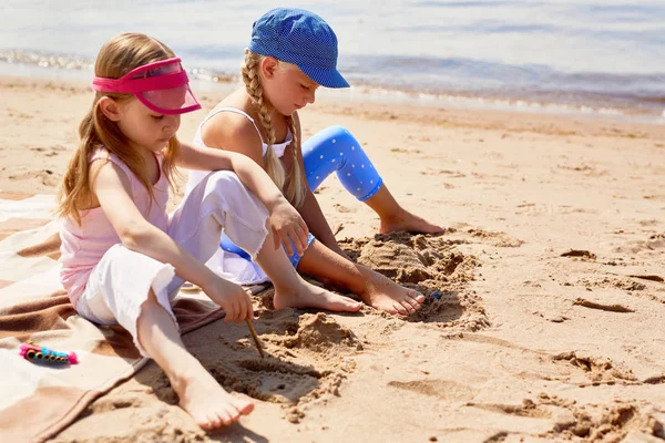 Filles Pieds Nus Détendre Sur Plage Dessin Sur Sable — Photo