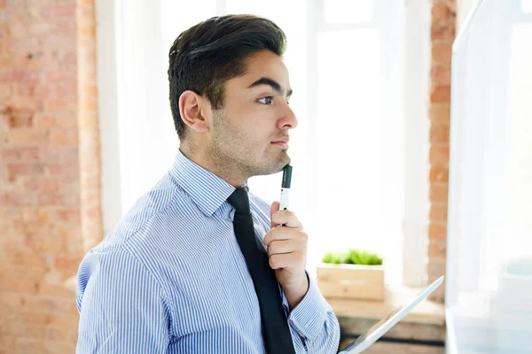 Joven Empleado Pensativo Mirando Pizarra Blanca Mientras Analiza Los Datos — Foto de Stock