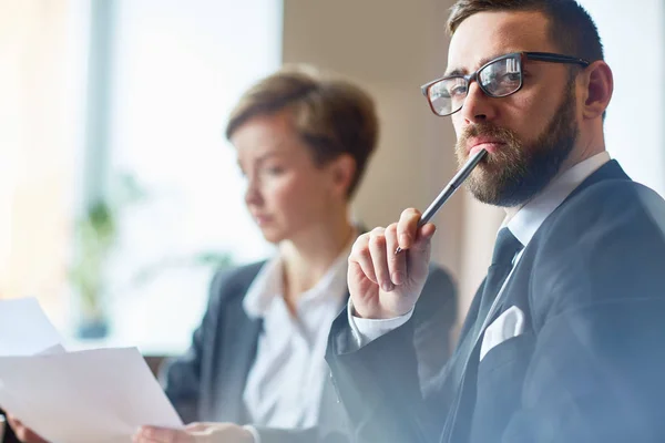 Financiero Confianza Con Pluma Mirando Cámara Con Contemplación Fondo Colega — Foto de Stock