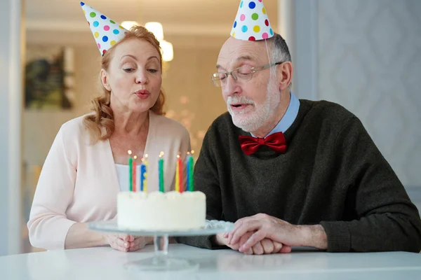 Portret Van Liefdevolle Senior Paar Vieren Verjaardag Samen Zitten Aan — Stockfoto