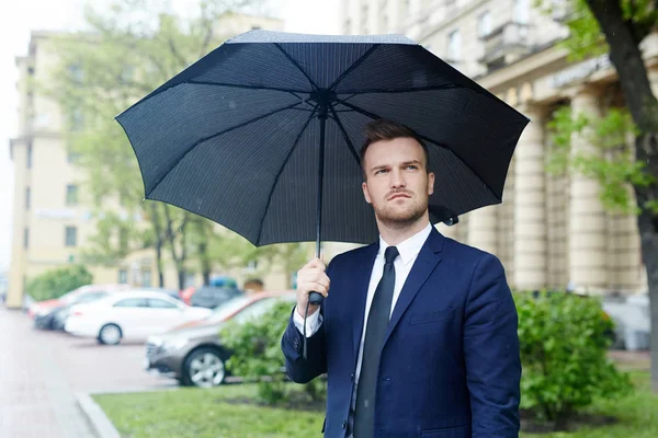 Jonge Goed Geklede Man Die Straat Met Zwarte Paraplu — Stockfoto