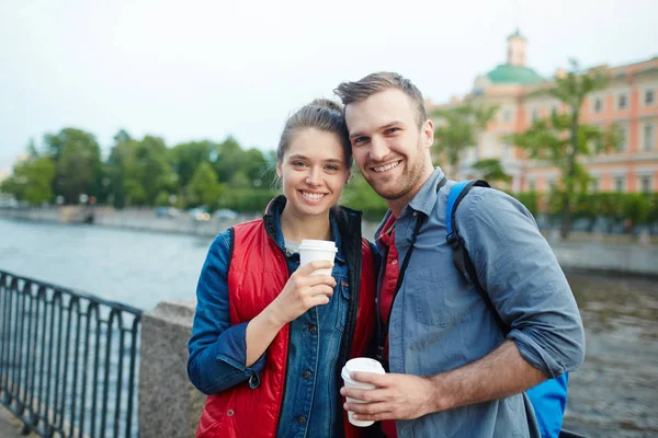 Felice Innamorati Avendo Passeggiata Lungo Lungofiume — Foto Stock