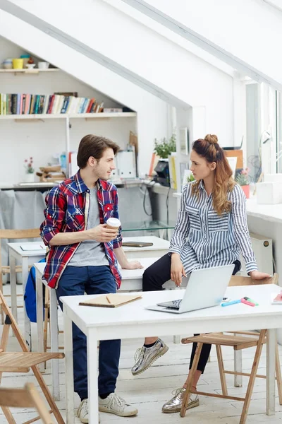 Dos Jóvenes Estudiantes Conversando Salón Clases — Foto de Stock