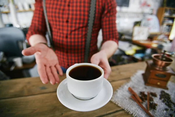 Primer Plano Barista Moderno Dando Taza Café Espresso Oscuro Perfecto — Foto de Stock