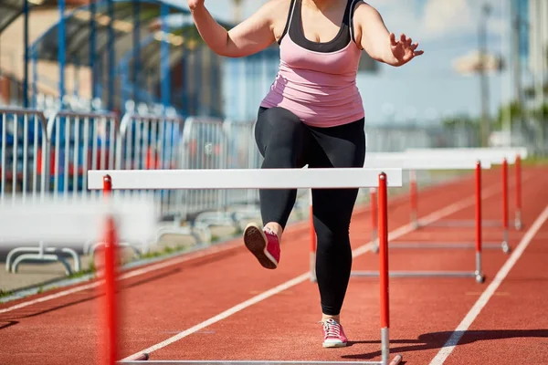 Mujer Joven Regordeta Corriendo Por Hipódromo Del Estadio Mientras Participa —  Fotos de Stock