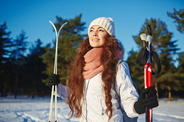 Активна Молода Жінка Лижним Спорядженням Стоїть Парку Зимовий День — стокове фото