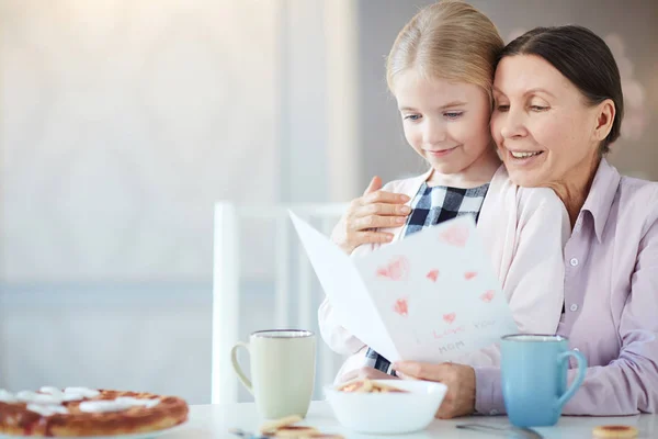 Gelukkig Meisje Volwassen Vrouw Lezen Groeten Voor Vrouwendag — Stockfoto