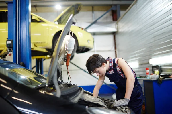 Female Mechanic Tuning One Cars Garage — Stock Photo, Image