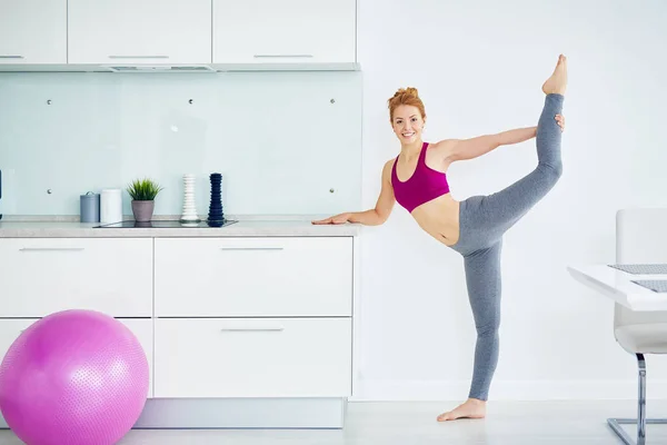 Portret Van Glimlachen Rood Harige Vrouw Doen Fitness Oefeningen Thuis — Stockfoto