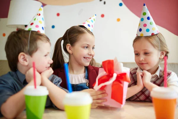 Adorable Chica Mirando Cumpleaños Sorpresa Siendo Dada Por Amigo —  Fotos de Stock