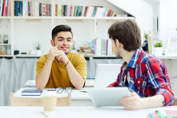 Tipos Criativos Discutindo Suas Ideias Reunião Start — Fotografia de Stock