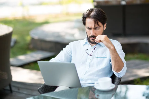 Pensativo Diseñador Interiores Mediana Edad Pensando Nuevo Proyecto Mientras Disfruta — Foto de Stock