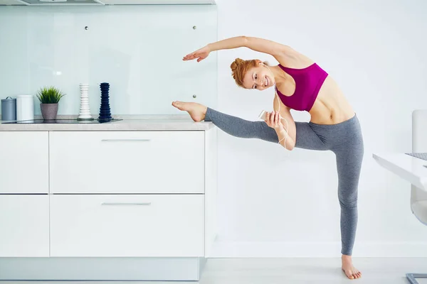 Retrato Mulher Cabelos Vermelhos Forma Fazendo Exercícios Alongamento Casa Contra — Fotografia de Stock